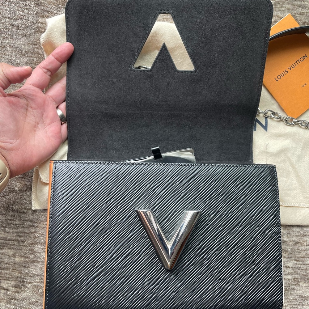 Louis Vuitton Twist MM Limited Edition Epi Leather - Picture 11 of 15